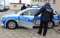 umundurowany policjant prezentuje radiowóz