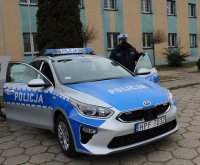 umundurowany policjant prezentuje radiowóz