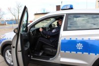 umundurowany policjant siedzi w  radiowozie hyundai tucson , który zaparkowany jest przed budynkiem wieluńskiej komendy Policji