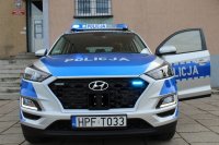 radiowóz oznakowany  hyundai tucson stoi zaparkowany jest przed budynkiem wieluńskiej komendy Policji