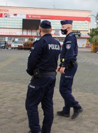 umundurowani policjanci patrolują rejony sklepów