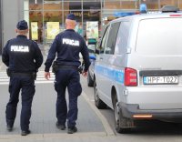 umundurowani policjanci patrolują rejony sklepów