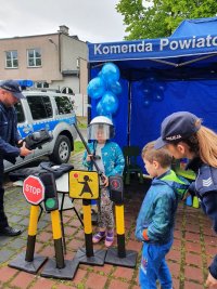 policjanci wraz z dziećmi na pikniku z okazji Dnia Dziecka