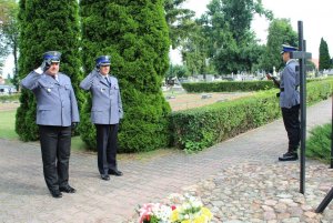 Komendant Powiatowy oraz jego Zastępca składają hołd poległym policjantom przed symboliczną &quot;Mogiłą Katyńską&quot; na wieluńskim cmentarzu