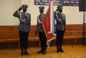 poczet sztandarowy Komendy Powiatowe Policji w Wieluniu .