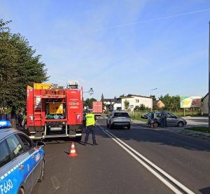 policjanci, wóz strażacki na drodze gdzie doszło do zderzenia dwóch aut