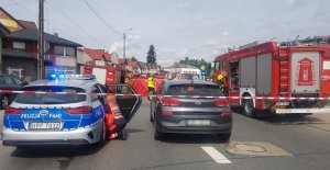 policjanci , radiowozy oznakowane i nieoznakowane, straż pożarna, służby ratunkowe pracujące na miejscu wypadku drogowego