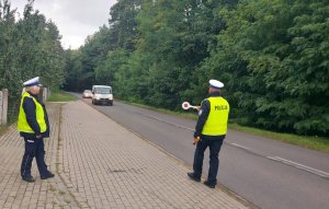 policjanci zatrzymują pojazd do kontroli