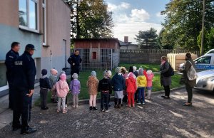 zdjęcie przedstawiające policjantów oraz dzieci z Przedszkola nr 2 w Wieluniu w trakcie wizyty w KPP w Wieluniu