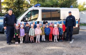 zdjęcie przedstawiające policjantów oraz dzieci z Przedszkola nr 2 w Wieluniu w trakcie wizyty w KPP w Wieluniu