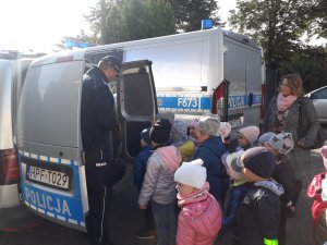 zdjęcie przedstawiające policjanta oraz dzieci z Przedszkola nr 2 w Wieluniu w trakcie wizyty w KPP w Wieluniu