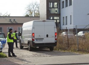 policjanci przeprowadzający kontrolę drogową busa