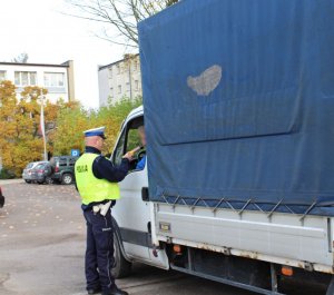 policjant badający stan trzeźwości kierowcy ciężarówki