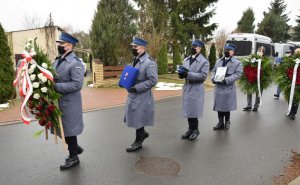 asysta z wieńcami, odznaczeniem, czapką i zdjęciem