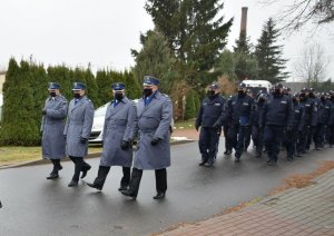 kierownictwo KWP Łódź i KPP w Wieluniu, w oddali pododdział policjantów