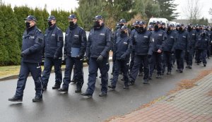 przemarsz pododdziału policjantów