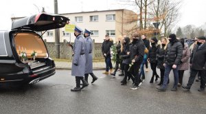 kondukt żałobny , karawan z urną, asysta honorowa , rodzina