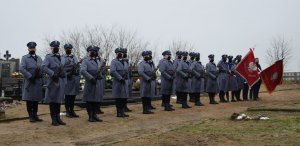 na cmentarzu stoi Kompania Honorowa i poczty sztandarowe