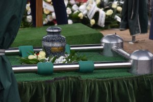 urna z prochami zmarłego w miejscu pochówku