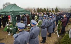 na cmentarzu asysta honorowa, kierownictwo z KWP w Łodzi i KPP w Wieluniu oraz uczestnicy  pogrzebu stoją przy grobie