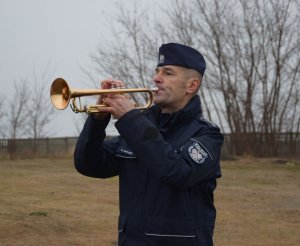 trębacz gra melodię na trąbce