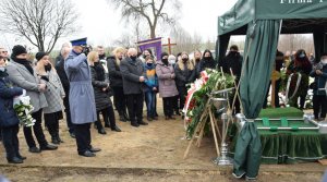 Zastępca KWP w Łodzi oddaje honor przed grobem zmarłego