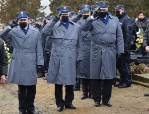 kierownictwo z KWP w Łodzi oraz z KPP w Wieluniu oddaje honory