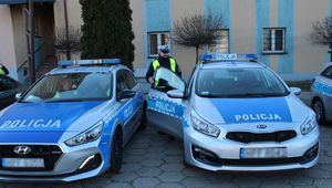 policjanci wsiadają radiowozów