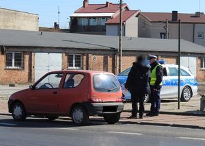 policjant przeprowadza kontrolę drogową