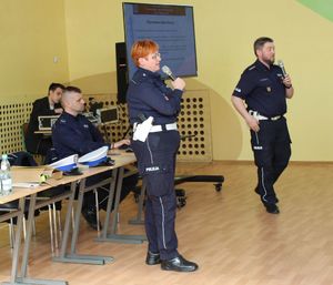 prelekcja policjantów z Komendy Wojewódzkiej Policji w Łodzi na sali gimnastycznej Zespołu Szkół nr 1 w Wieluniu
