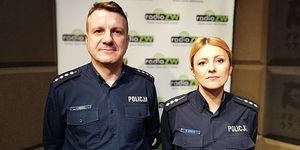 policjant i policjantka pozują do zdjęcia w studio Radia Ziemi Wieluńskiej