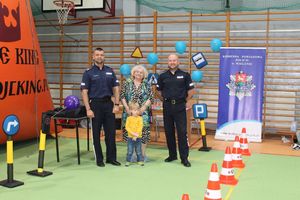 zdjęcie przedstawiające policjantów oraz uczestników imprezy zorganizowanej z okazji Dnia Dziecka przez UM Wieluń oraz WDK w dniu 28 maja 2022 roku