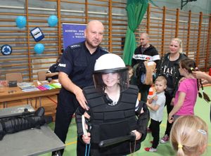 zdjęcie przedstawiające policjanta oraz uczestników imprezy zorganizowanej z okazji Dnia Dziecka przez UM Wieluń oraz WDK w dniu 28 maja 2022 roku
