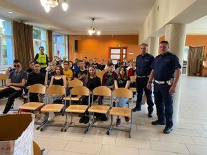 zdjęcie przedstawiające policjantów oraz młodzież w trakcie spotkania w Zespole Szkół nr 2 w Wieluniu