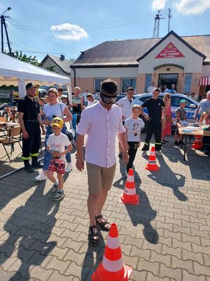 zdjęcie przedstawiające uczestnika pikniku w Gaszynie mającego na sobie Alkogogle