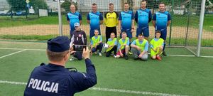 zdjęcie przedstawiające wieluńskich policjantów na boisku podczas Charytatywnego Turnieju Piłki Nożnej &quot;Profilaktyka i Sport grają fair play&quot;