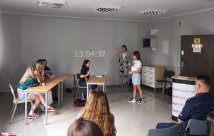 zdjęcie przedstawiające uczniów prezentujących scenkę  dotyczącą hejtu w trakcie konferencji w II L.O. im. Janusza Korczaka w Wieluniu w dniu 6 czerwca 2022 roku