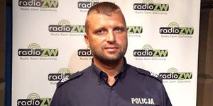 Zdjęcie policjanta w studiu radiowym.