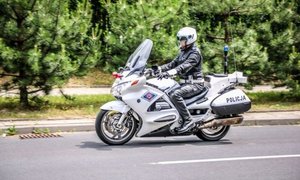 Policjant na jedzie na motocyklu.