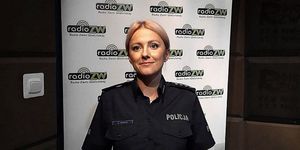 Zdjęcie policjantki w studiu radiowym.