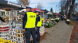 Policjanci prowadzą nadzór przy cmentarzu.