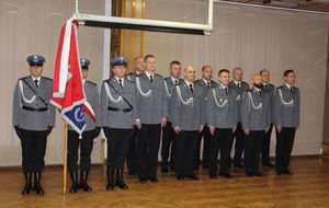 W sali odpraw Komendy Powiatowej Policji  w Wieluniu stoi  pododdział policjantów oraz poczet sztandarowy.