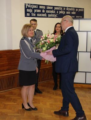 Starosta Wieluński składa podziękowania, wręcza kwiaty Pani Komendant.