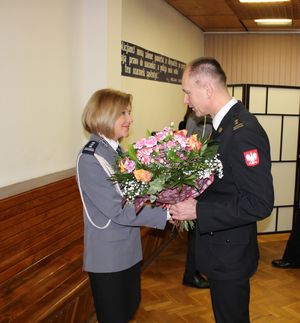 Komendant Komendy Powiatowej Państwowej  Straży Pożarnej w Wieluniu wręcza kwiaty Pani Komendant.