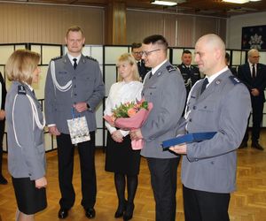delegacja policjantów i pracowników wieluńskiej komendy wręcza podziękowania i kwiaty Pani Komendant