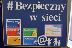 Plakat przygotowany przez dzieci z napisem Bezpieczny w Sieci Dzień Bezpiecznego Internetu 2023 z zapisanymi poradami jakie zasady stosować korzystając z internetu.