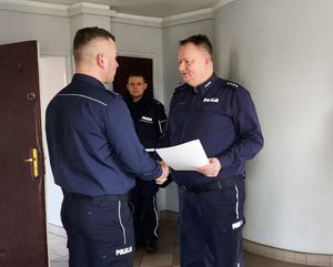 Komendant Powiatowy Policji w Wieluniu wręcza rozkaz o powierzeniu obowiązków na stanowisku Komendanta Komisariatu Policji w Osjakowie.
