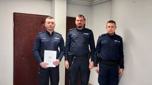 Pełniący obowiązki Komendanta Komisariatu w Osjakowie pozuje z policjantami do zdjęcia.