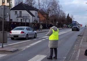 Technik kryminalistyki wykonuje oględziny na miejscu zdarzenia.