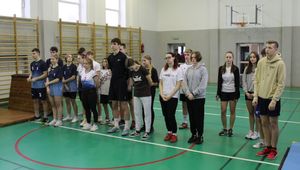 Uczniowie wraz z opiekunami biorący udział w konkursie stoją na stali gimnastycznej.